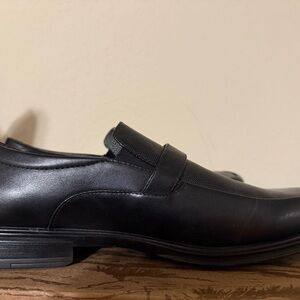 Perry Ellis Black Leather Oxfords with Sleek Design
